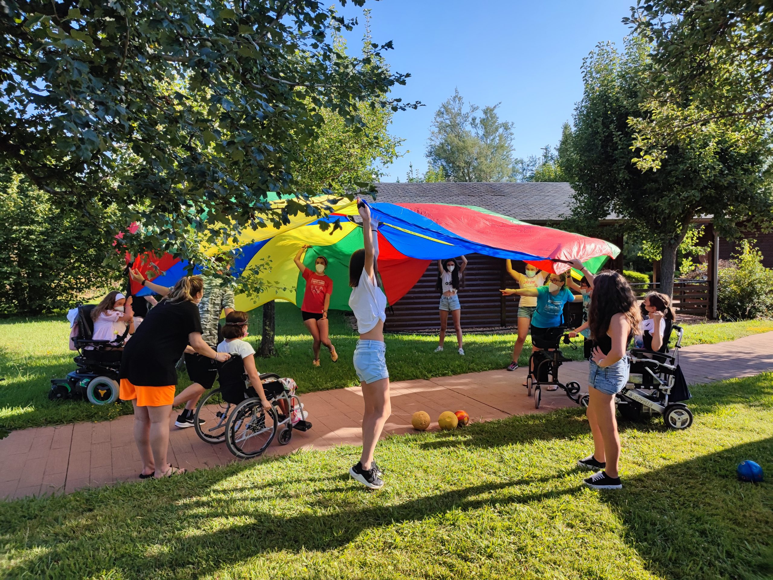 Participantes del campamento ASPAYM disfrutando de las actividades adaptadas