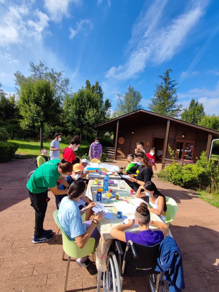 Participantes en las actividades del campamento ASPAYM